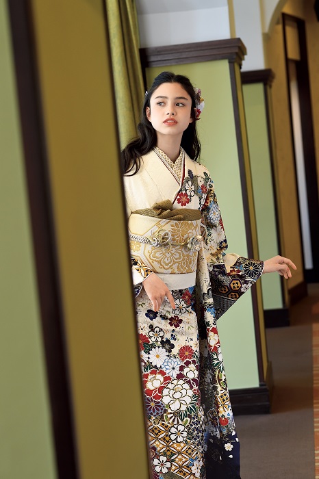 くすみカラーの振袖（白/青色）