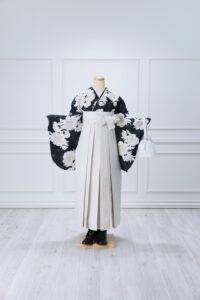黒地白牡丹の小振袖と白袴
